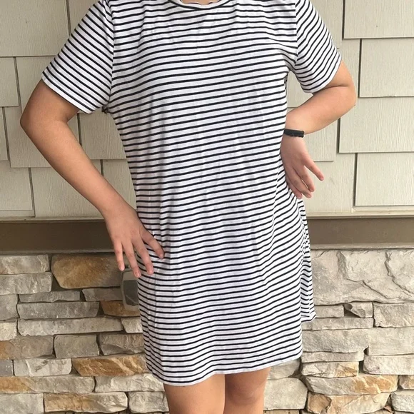 Minimalist B&W Shirt Dress - Picture 2 of 4